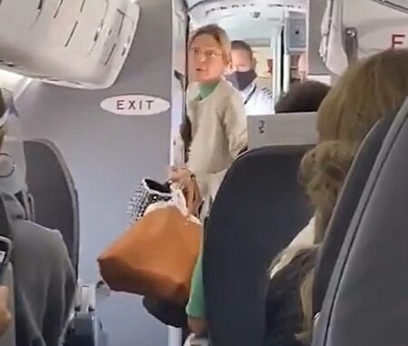 Passengers Clap After Woman Kicked Off Flight For Not Wearing A Mask.