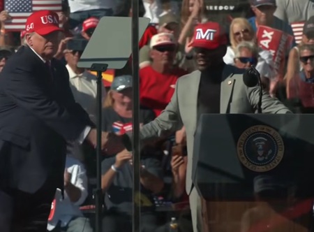 Floyd Mayweather Joins Donald Trump at Arizona Rally as Boxing Legend’s Political Support Grabs Attention.